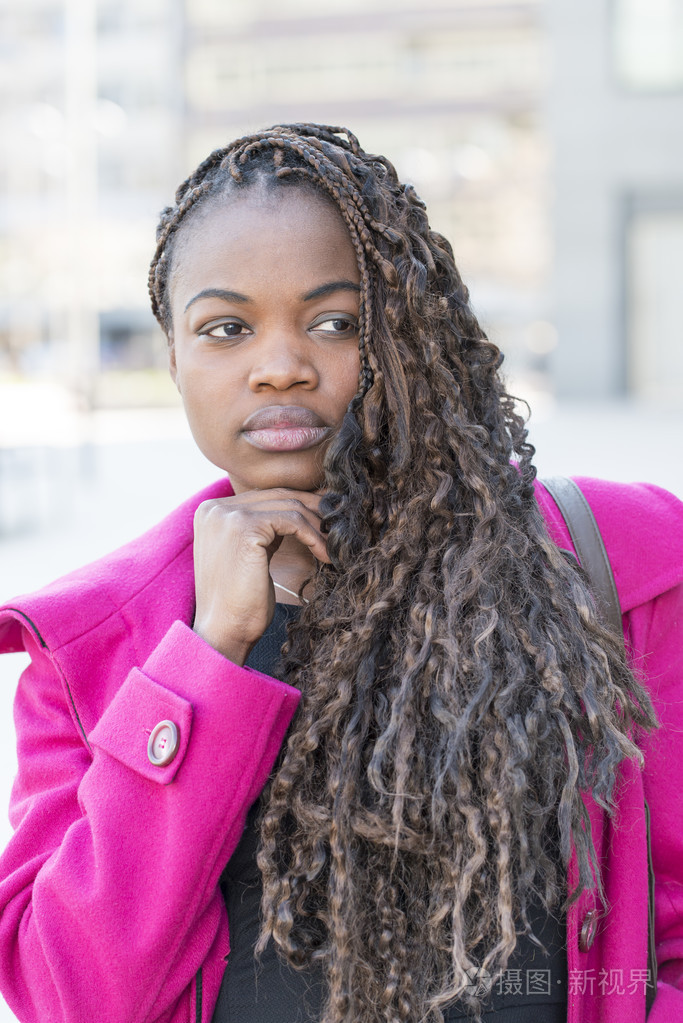 美丽的非洲女人发型概念的肖像