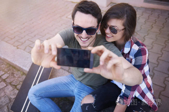 对年轻的夫妇正在拍照