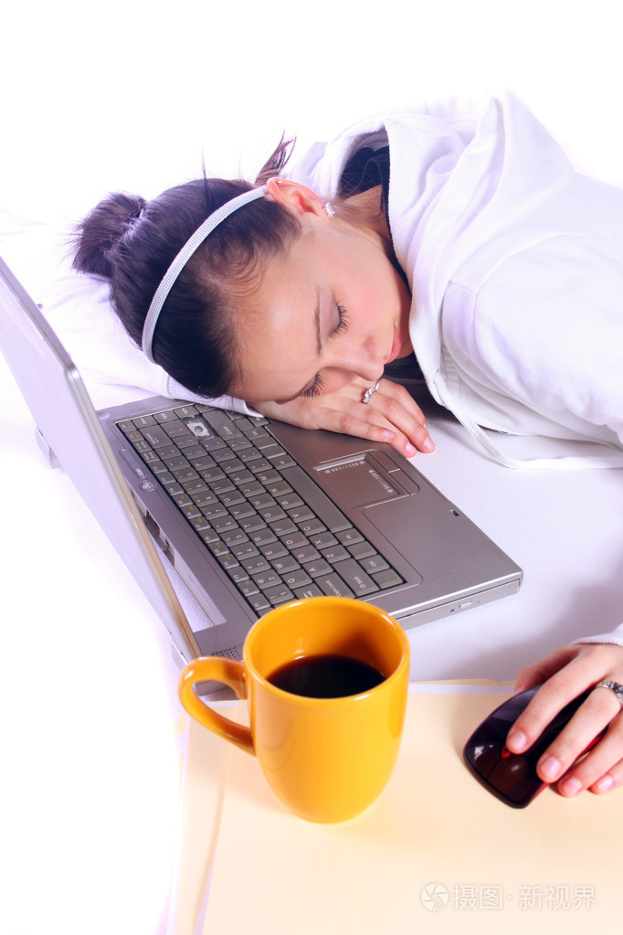 青少年睡着了的计算机上工作时