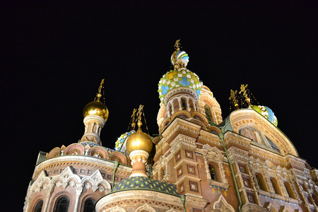 东正教教会温泉 na krovi到了晚上，圣彼得堡