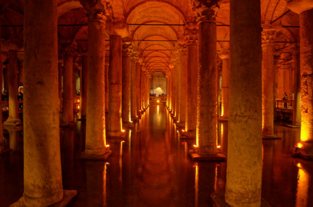 大教堂蓄水池完好地保存下来的古代地下水库的君士坦丁，位于 1012 米的深度