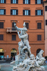 在罗马，意大利在夏天停泊在纳沃纳广场喷泉