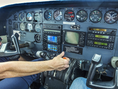 小双引擎飞机驾驶舱照片