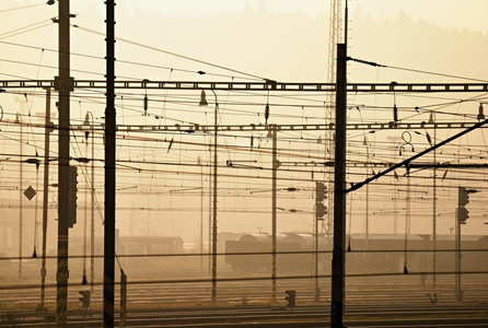 电气化的铁路站图片