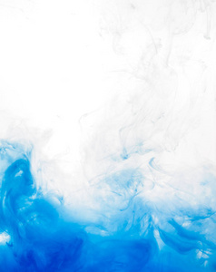 旋流油墨在白色背景上分离出的水。在水中油漆。一滴蓝墨水在水特写的软传播。抽象背景。软焦点