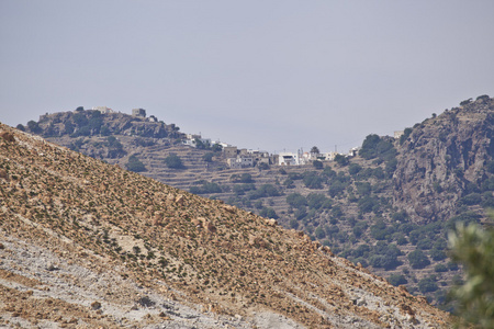 在山中的小村庄图片