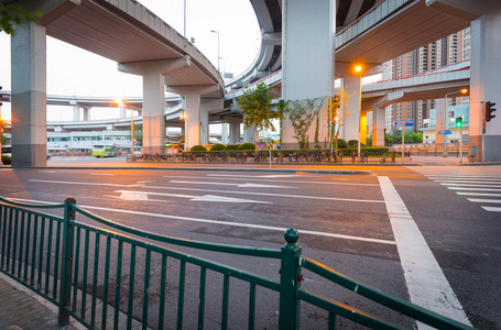 城市的高架桥下面