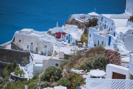 希腊圣托里尼岛伊亚镇。传统和著名的房子和教堂与蓝色圆顶上的口，爱琴海