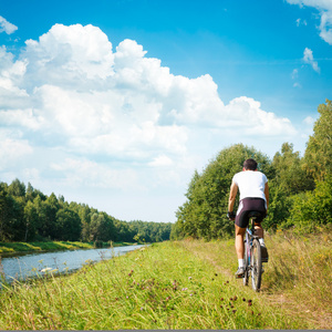 河岸上骑一辆自行车骑自行车的人