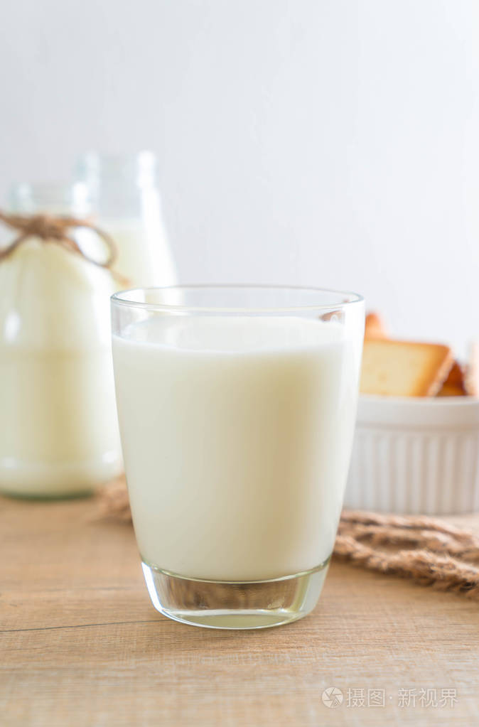 一杯新鲜的牛奶照片-正版商用图片0cmdy0-摄图新视界