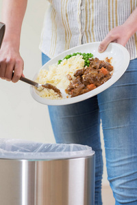 垃圾桶剩饭图片