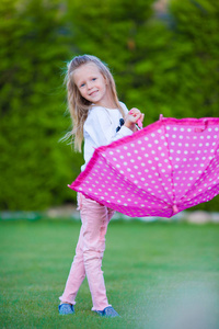 小可爱女孩在户外用的伞