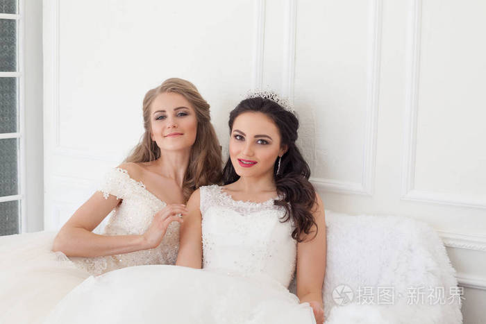 两个新娘婚礼婚礼金发黑发女朋友