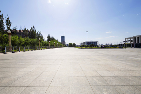 现代城市广场与天际线照片