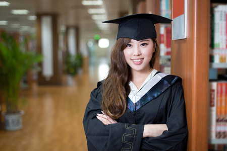 女学生在图书馆中穿学术