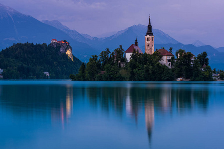 晚上在斯洛文尼亚的布莱德湖上教会的视图