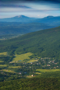 在山脚下的高山村庄