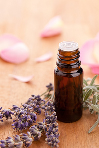 lavendel 和香水瓶与玫瑰枫叶木制背景上