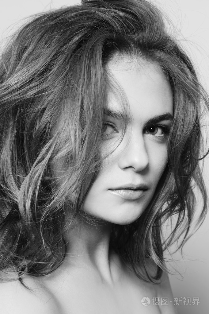 凌乱发型的性感女人