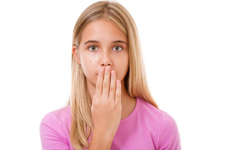 可爱的年轻女孩,用手捂嘴的图片.分离照片
