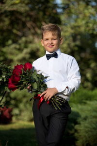 一个男孩的画像，一名男生用一束鲜花在