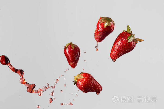 四个草莓和红汁飞溅