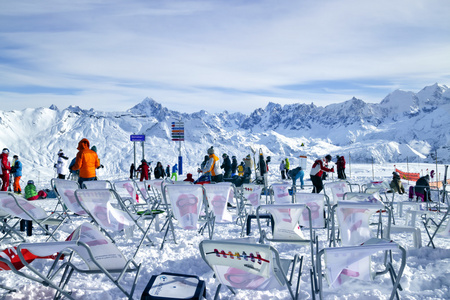 在 les 高等学院 platieres 滑雪电梯大地块与勃朗峰清晰的视图