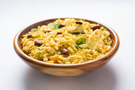 印度传统和流行小吃浦下 chivda 或 chivada 由油炸的项目，如薄扁平的水稻，红辣椒 咖喱叶 花生 腰果 杏仁