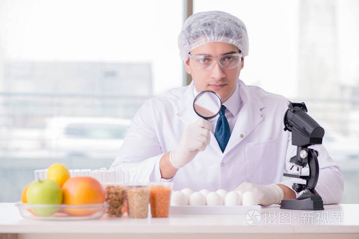 在实验室中测试食品营养专家
