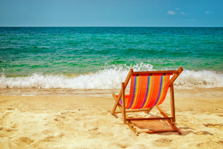 在海滩上休闲椅图片