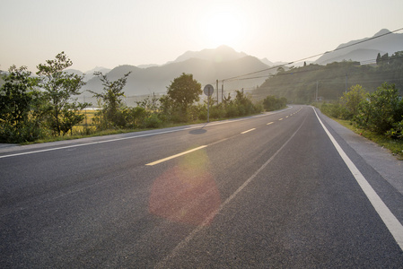 道路与美丽的日出