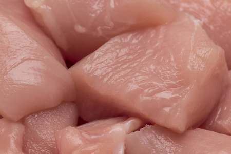 顶视图的生鸡肉圆角块上白色孤立照片