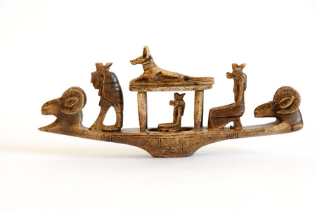 在船上的古埃及众神的雕塑
