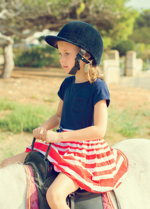 小女孩骑小马的肖像