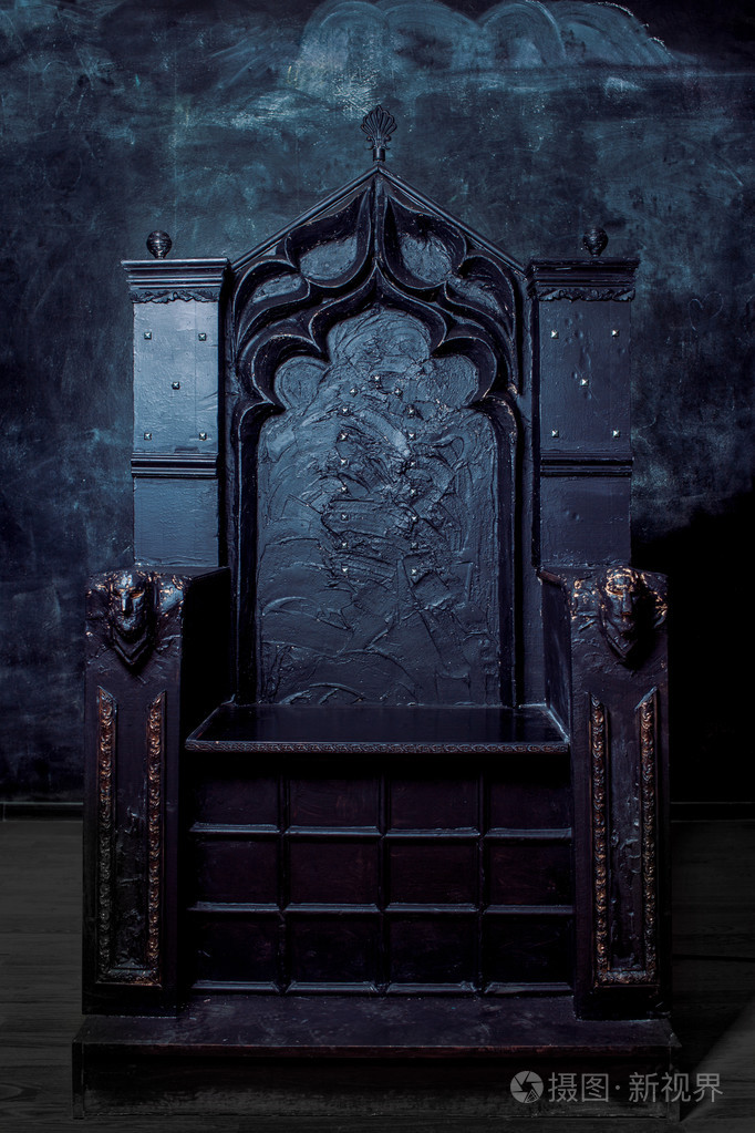 皇家的王位.黑暗的哥特式宝座前, 视图