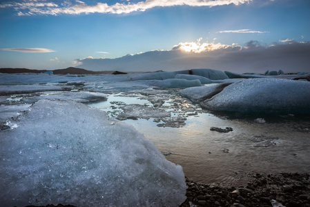 在日落在 Jokullsarlon，冰岛冰川冰湖