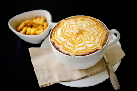 摩卡热咖啡热摩卡或热咖啡在桌上热咖啡摩卡咖啡和咖啡豆木制的桌子上