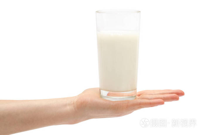 女人手拿着杯牛奶