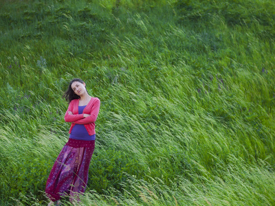 在东部的衣服,小女孩站在风中的一个字段照片