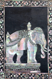 传统泰式大象在寺庙的墙上