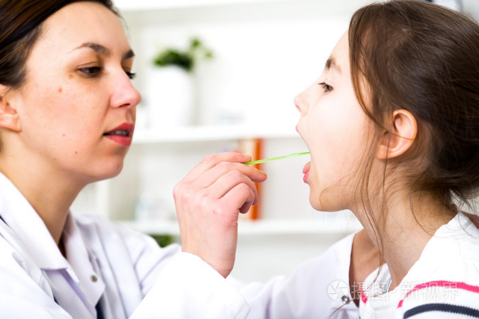 小女孩的医生检查咽喉