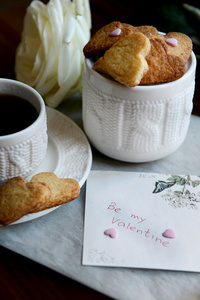 是我的情人注 束的心形状的饼干 玫瑰和一杯咖啡