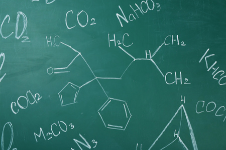 分子模型和公式上黑板背景