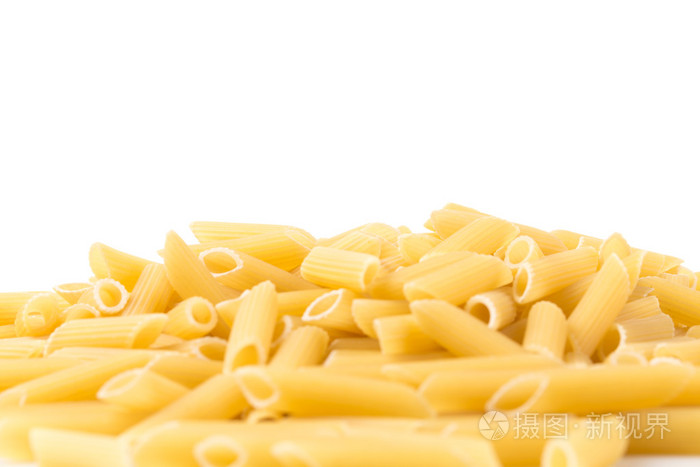 白色背景上孤立的通心粉