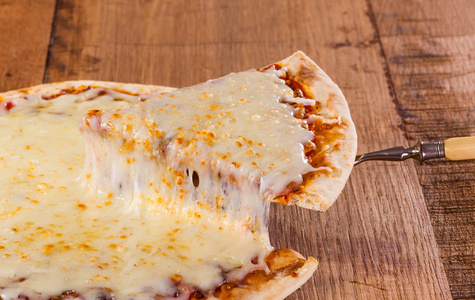 提升有融化的奶酪片热披萨图片