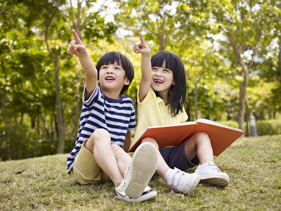 漂亮的年轻漂亮的孩子裸露的腿摆在湿深色比基尼.