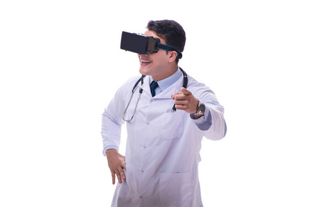 医生戴上白色的 3d 虚拟现实眼镜