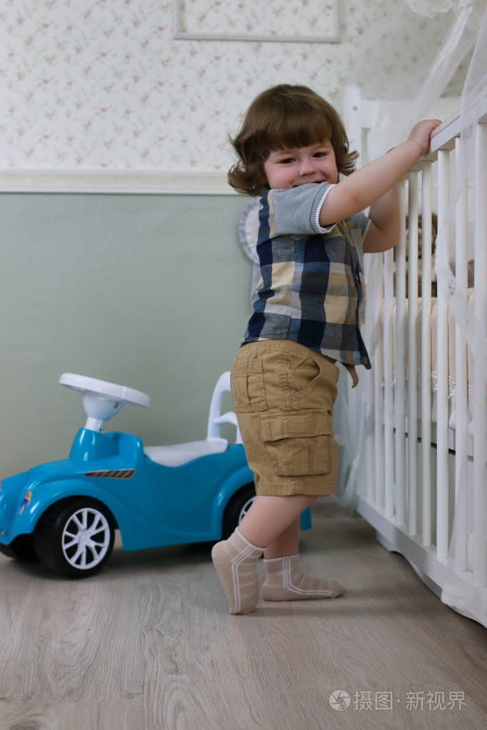 利特尔的男孩坐在一辆玩具车
