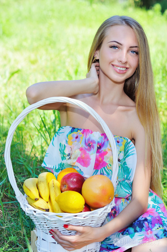 快乐女孩和健康的素食食品水果