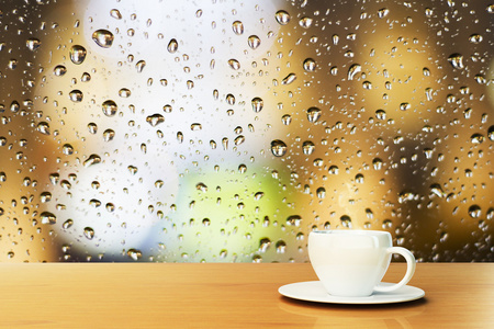 靠近窗口与雨滴的咖啡杯